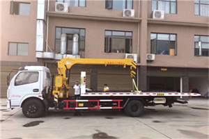 石柱附近汽车轮胎更换